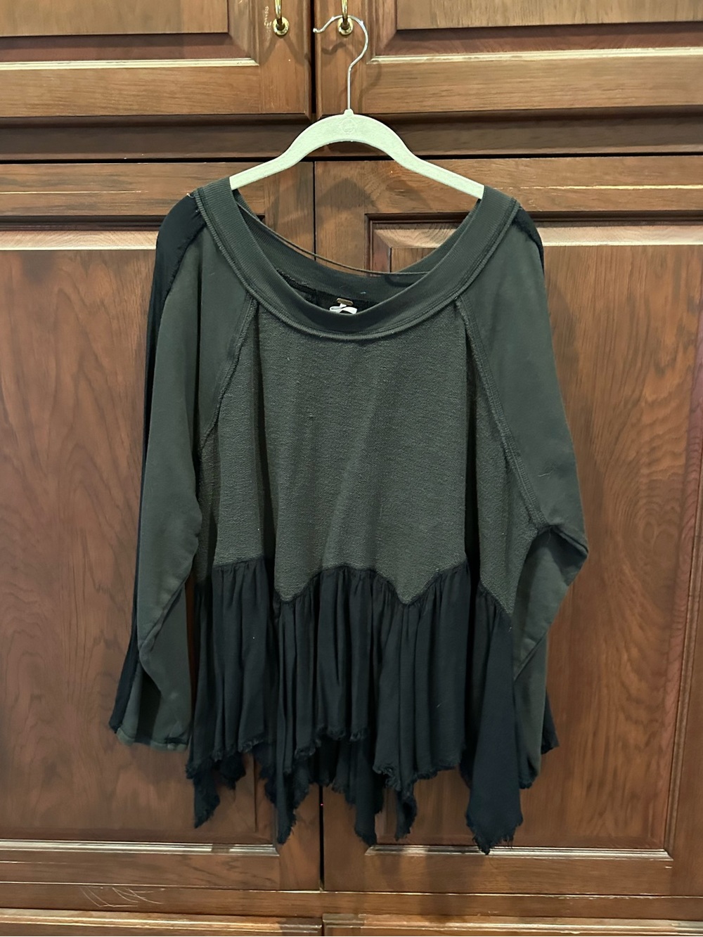 Free People shirt w asymmetrical hem sz S